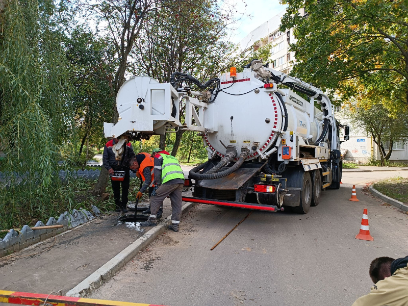 У Київському районі ремонтують об'єкти водовідведення після обстрілів та готують їх до зими