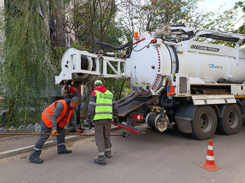 У Київському районі ремонтують об'єкти водовідведення після обстрілів та готують їх до зими