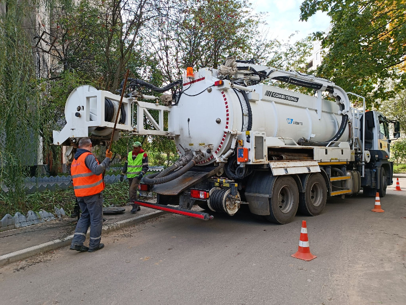 У Київському районі ремонтують об'єкти водовідведення після обстрілів та готують їх до зими