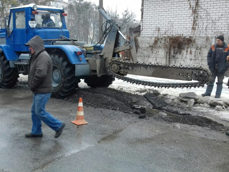 По вулиці Клавдії Шульженко усувають аварію на водоводі
