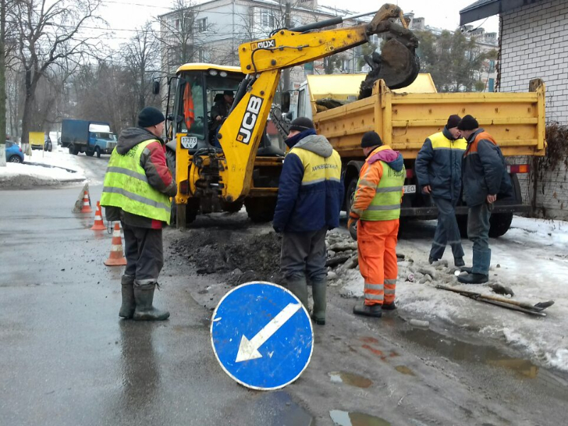 По вулиці Клавдії Шульженко усувають аварію на водоводі