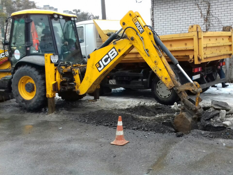 По вулиці Клавдії Шульженко усувають аварію на водоводі