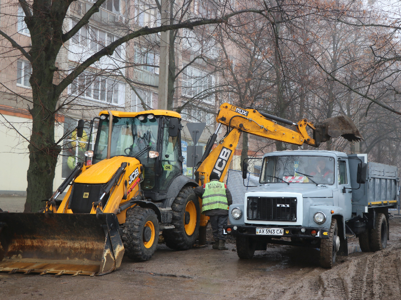 У Київському районі змінюють аварійні ділянки мереж водовідведення
